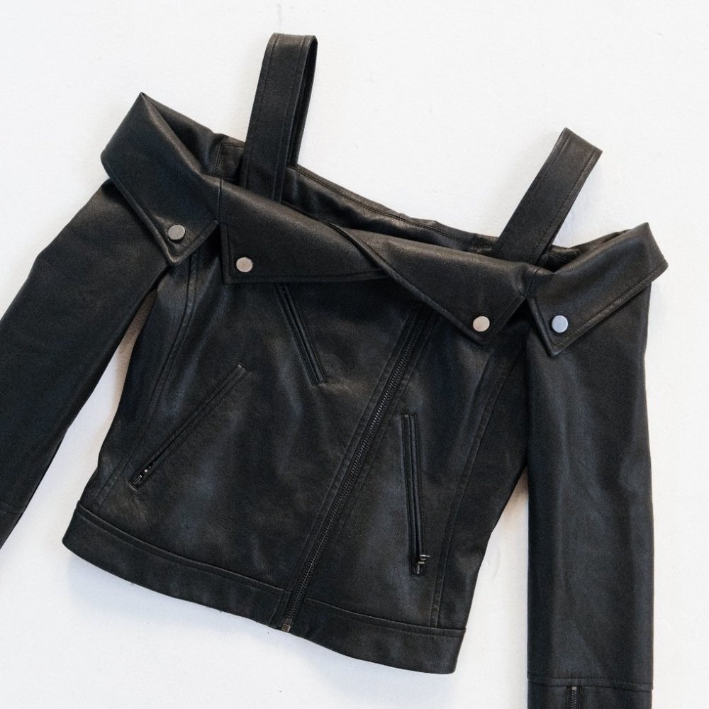 BCBGMAXAZRIA Clyde Cold-Shoulder Faux-Leather Moto Jacket in black size - Picture 3 of 7